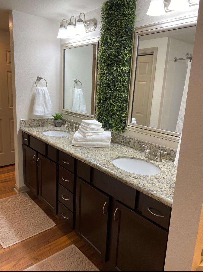 Bright & Modern Galleria Suite! 5 Star Location, Self Check In & Free Parking هيوستن المظهر الخارجي الصورة